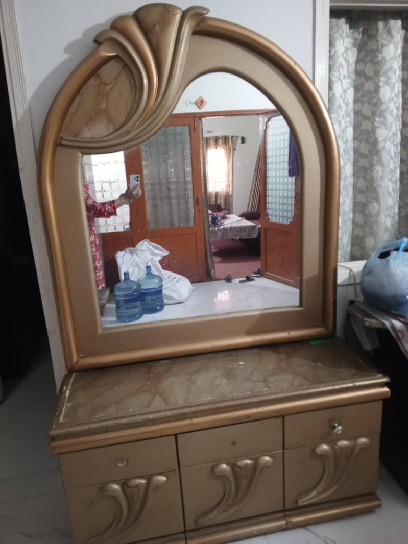 bed and sofa 0