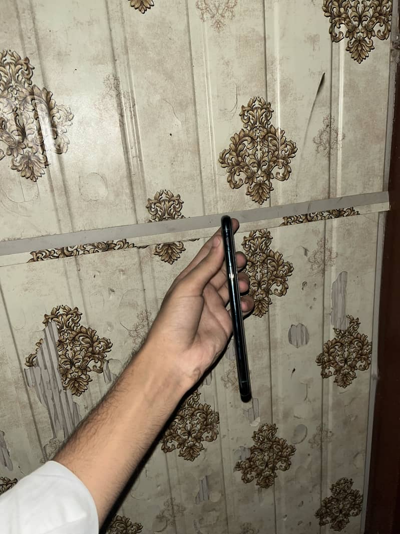 Apple iPhone 11 Pro Max 4