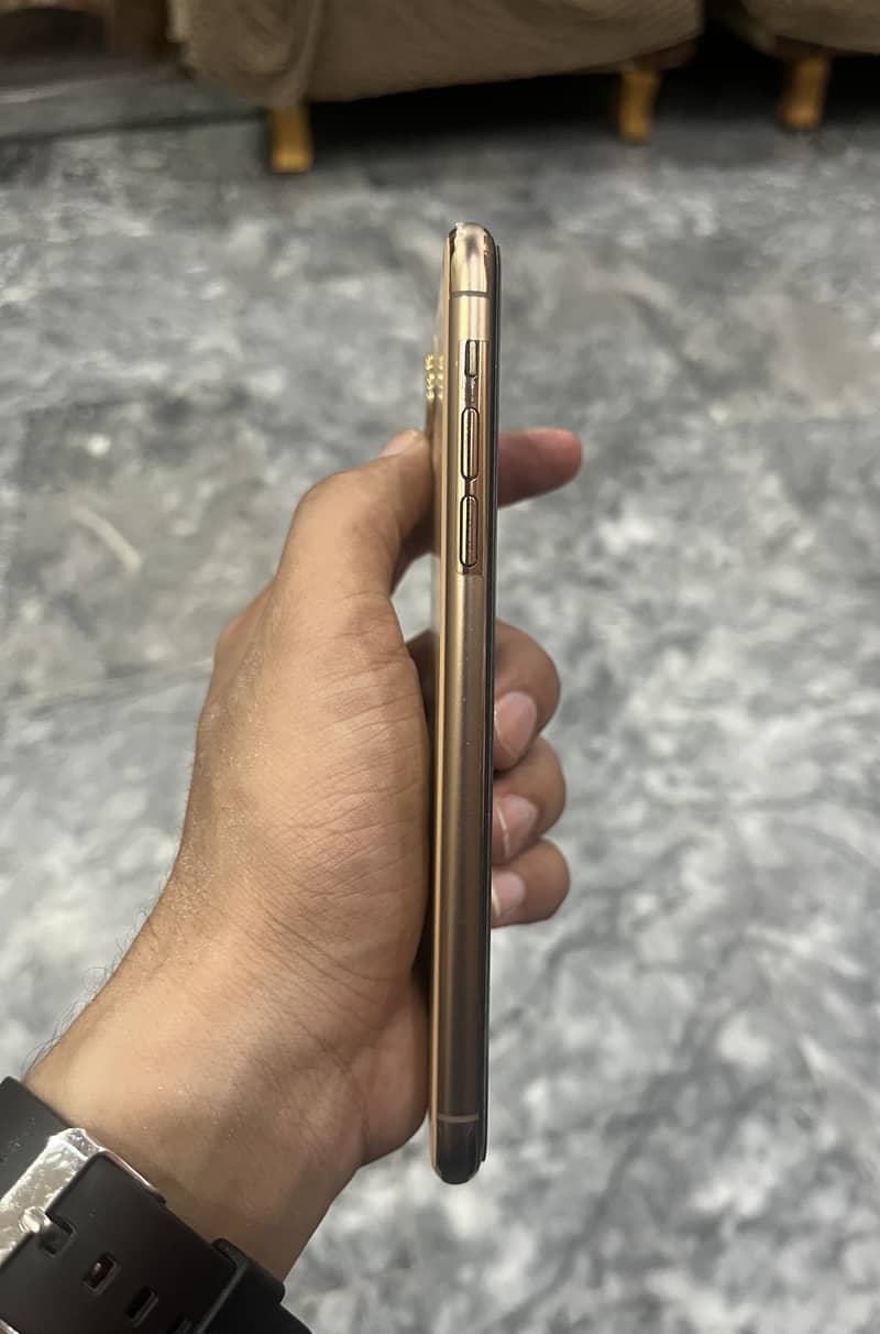 Apple iPhone 11 Pro Max 4