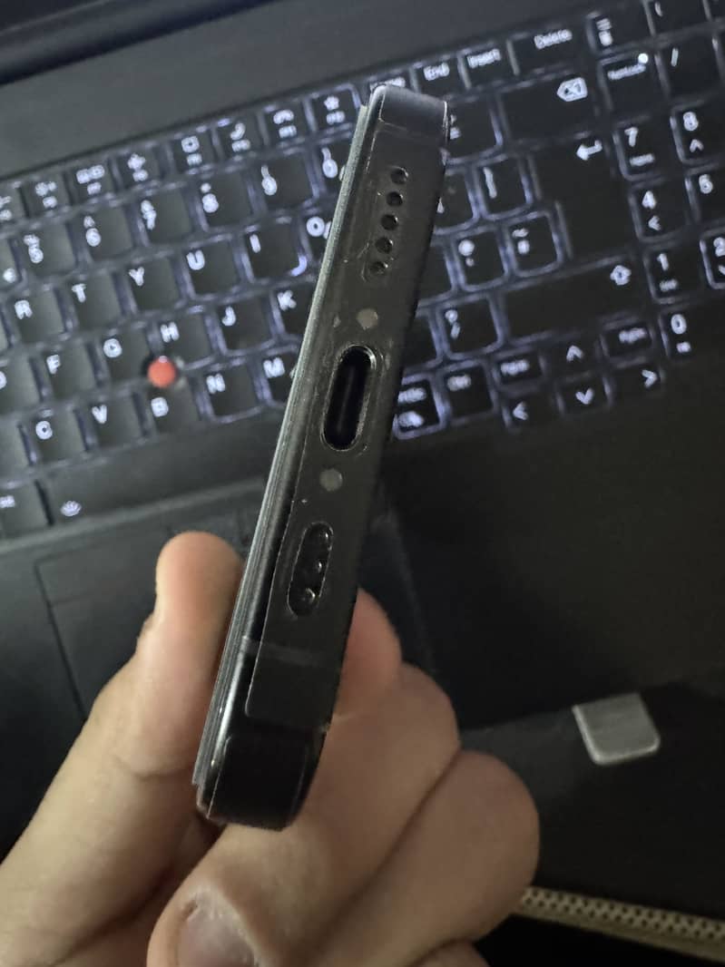 Apple iPhone 16 Pro 1
