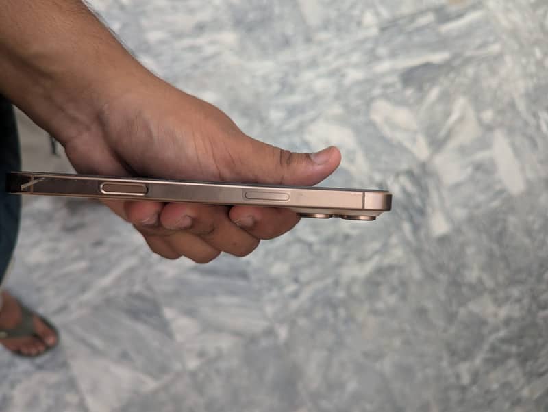 Apple iPhone 16 Pro Max 7