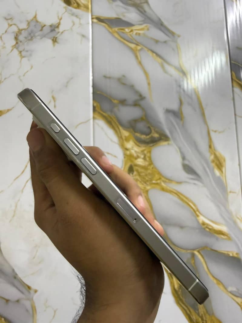 Apple iPhone 15 Pro Max 6