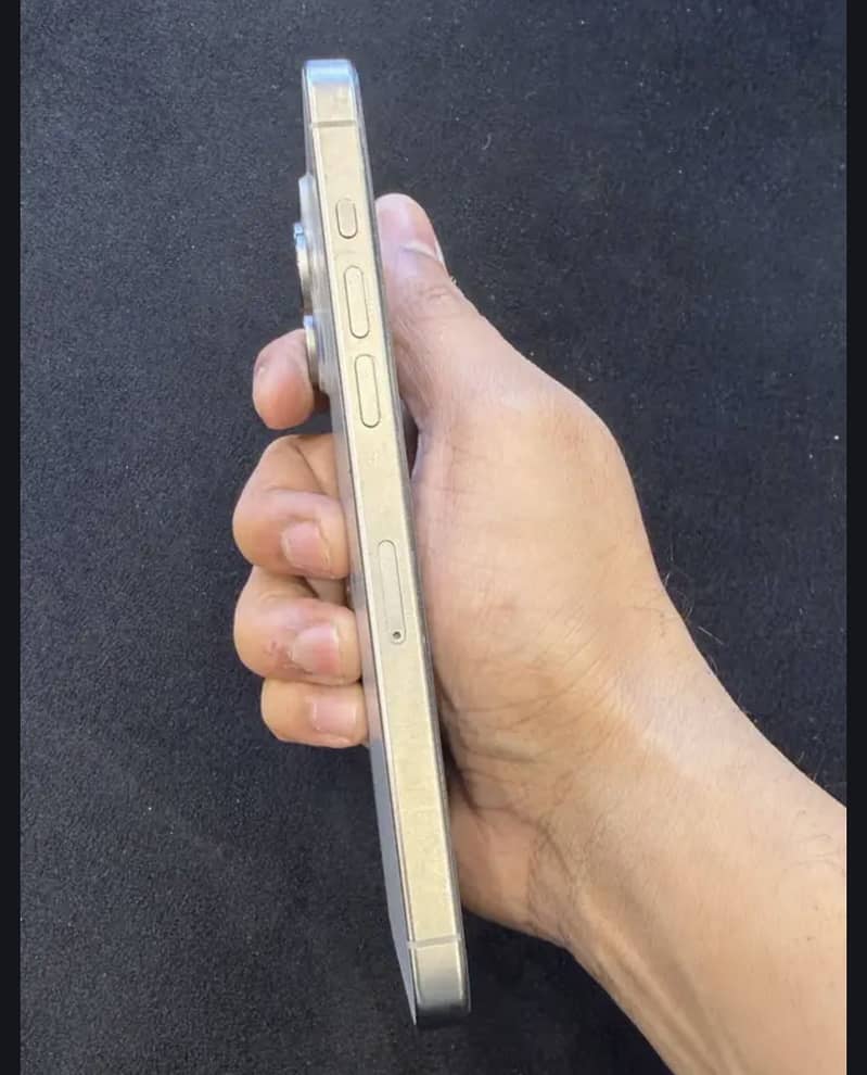 Apple iPhone 15 Pro 0
