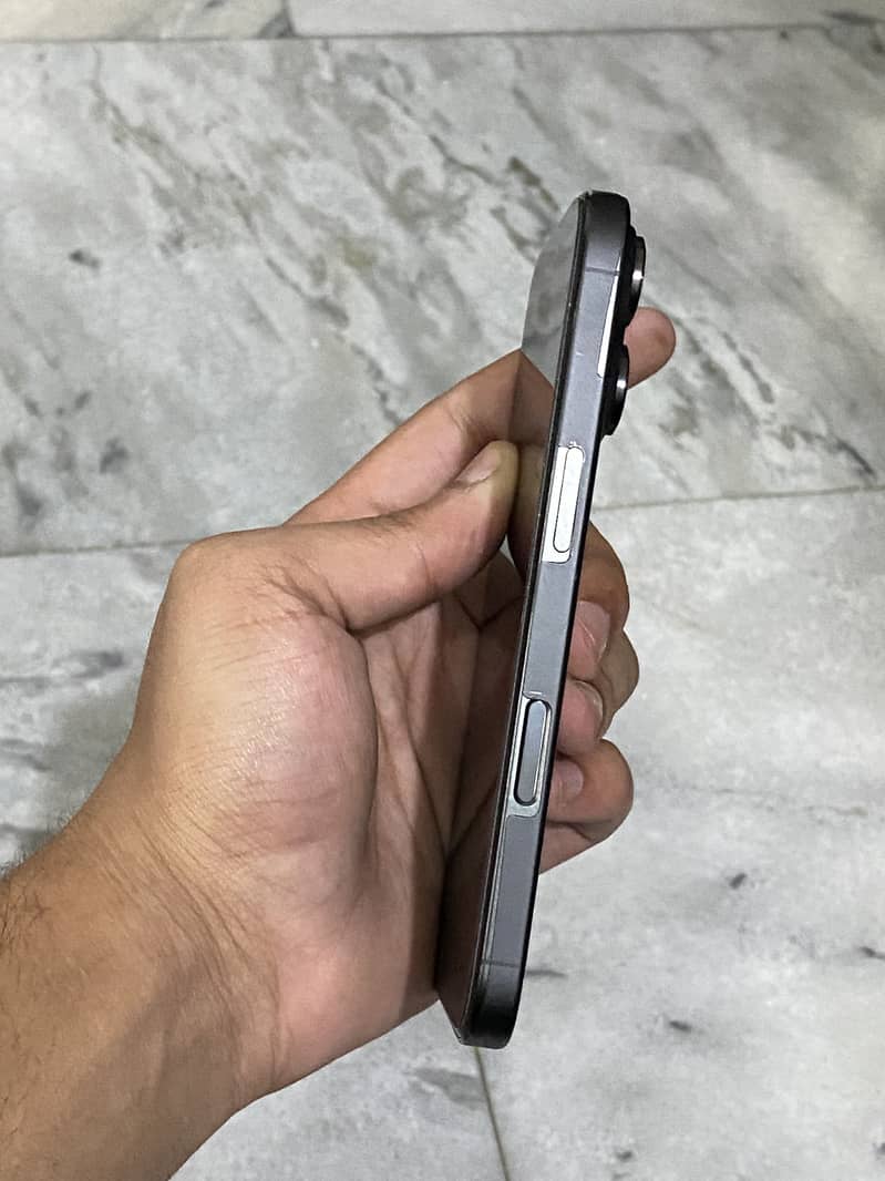 Apple iPhone 16 Pro 8