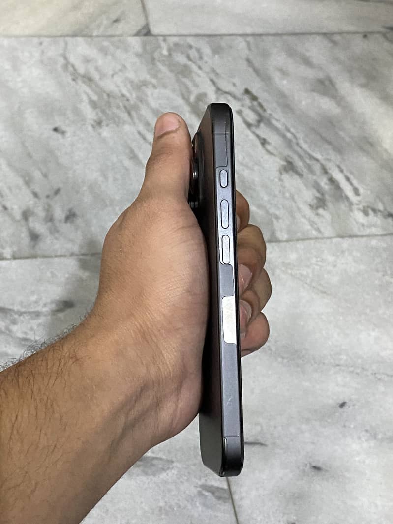 Apple iPhone 16 Pro 9
