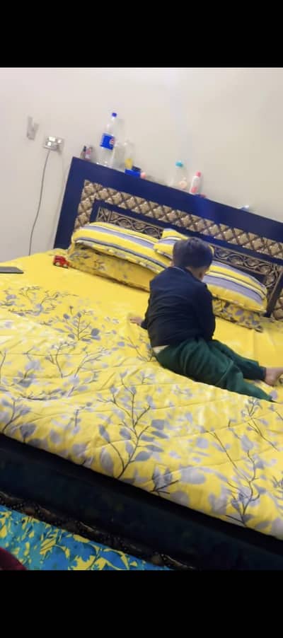 bed slightly use h without mattress Lahore ka hai