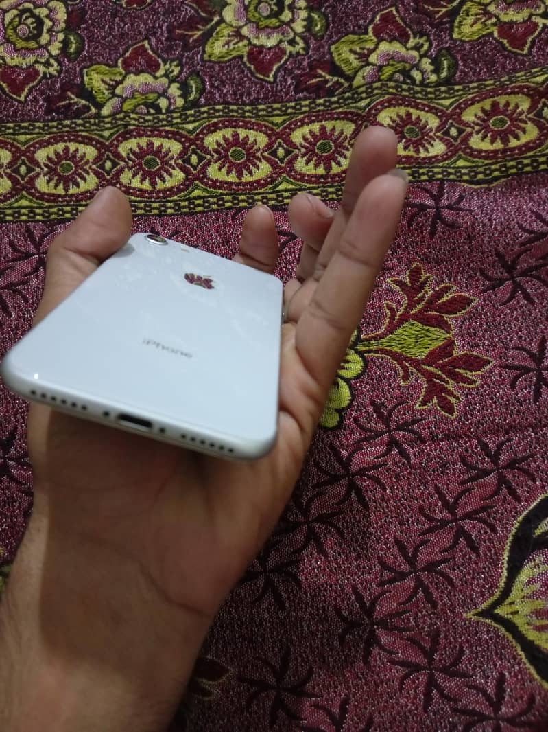 Apple iPhone 8 4