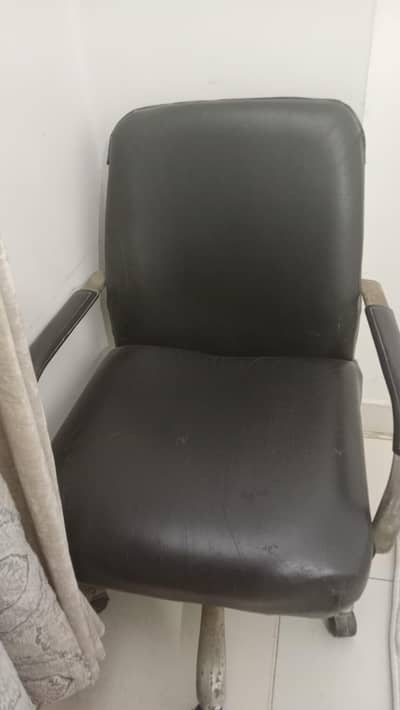 Revolving chair for sale in Gulshan e Iqbal block 1