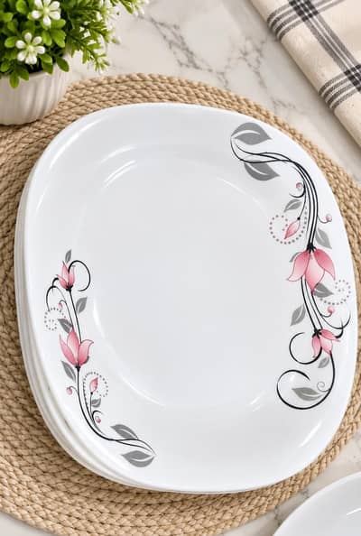 6 dinner plates original quadrate bought from naheed for 4k