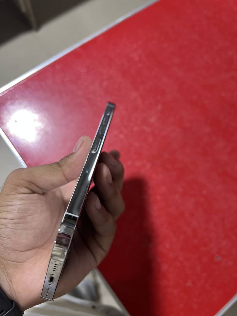 Apple iPhone 13 Pro Max 4