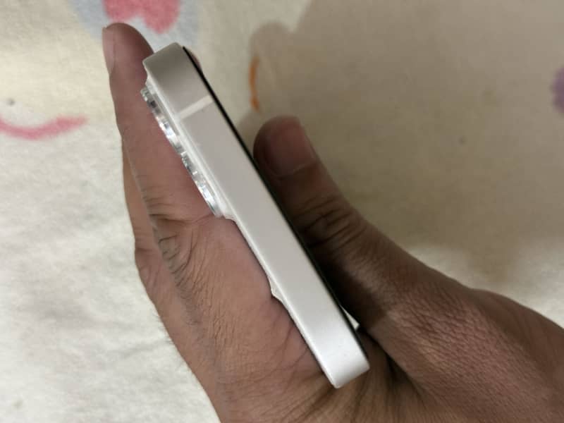 Apple iPhone 13 2
