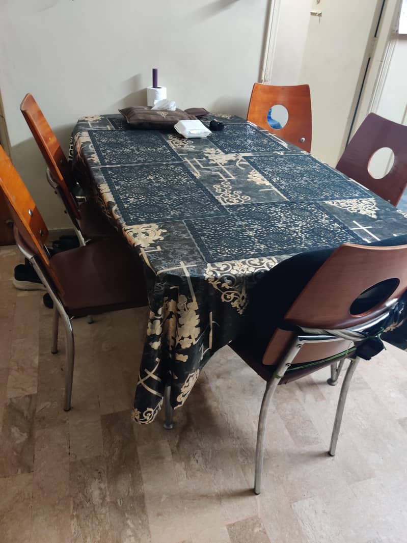 Table in good condition 1