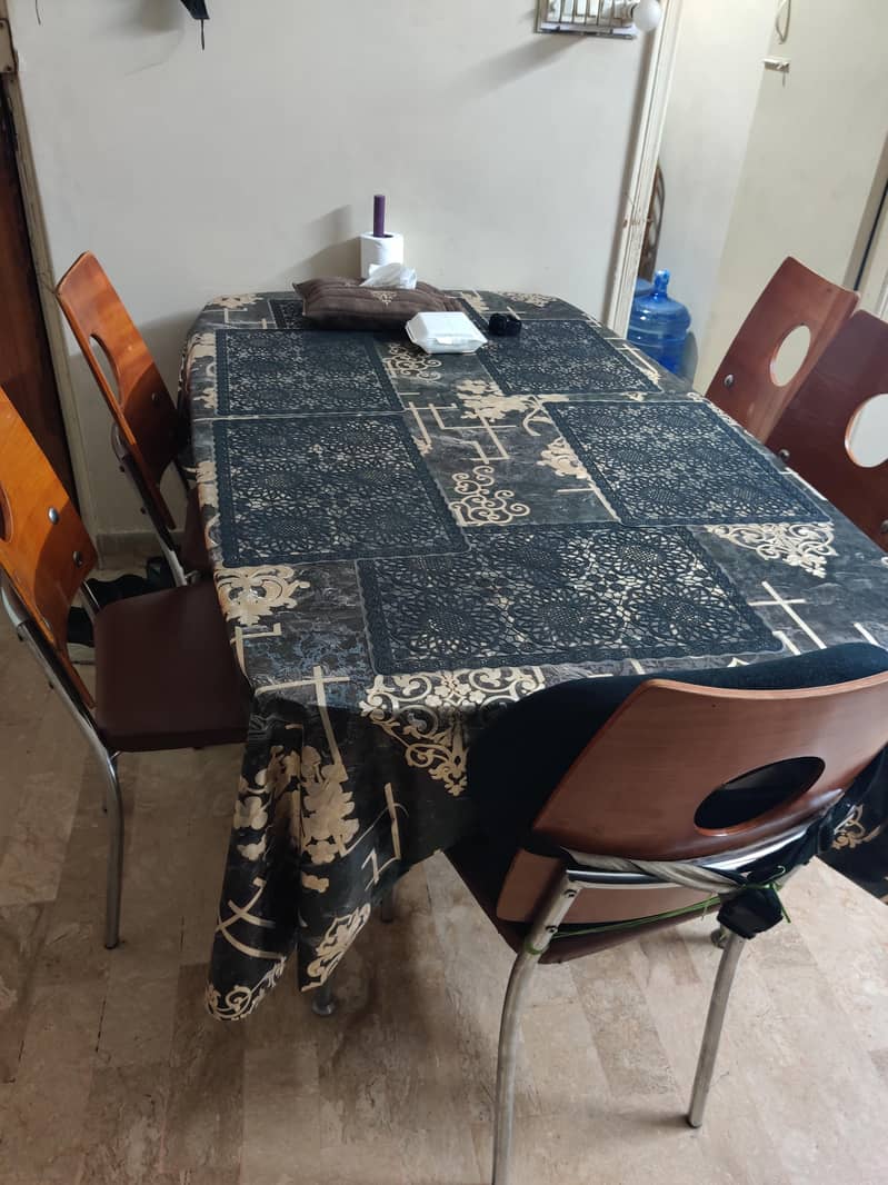 Table in good condition 2