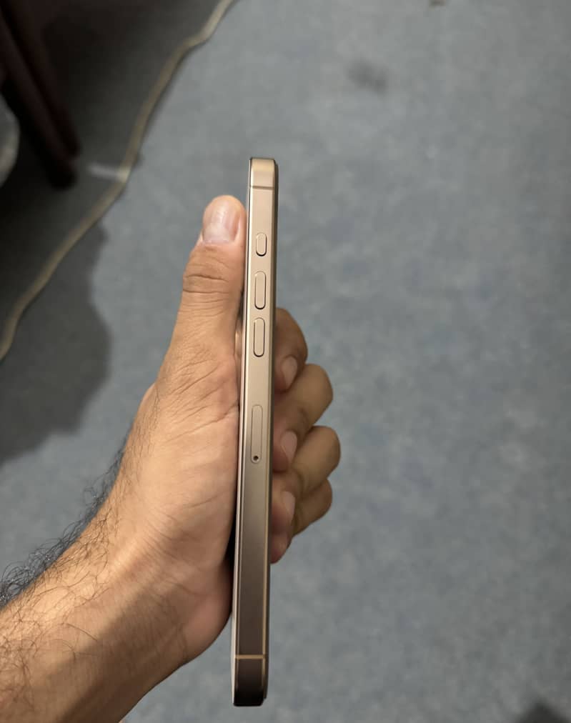 Apple iPhone 16 Pro Max 4