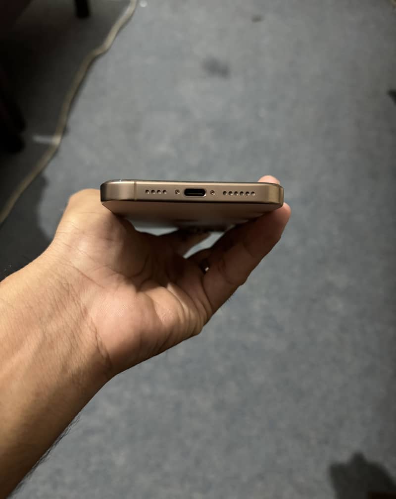 Apple iPhone 16 Pro Max 7