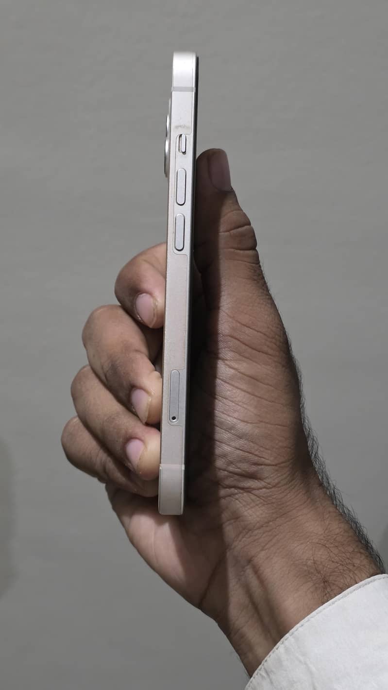 Apple iPhone 13 5