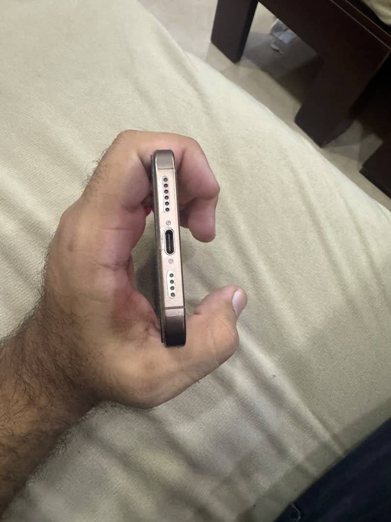 Apple iPhone 16 Pro Max 3