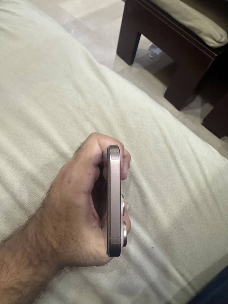 Apple iPhone 16 Pro Max 4