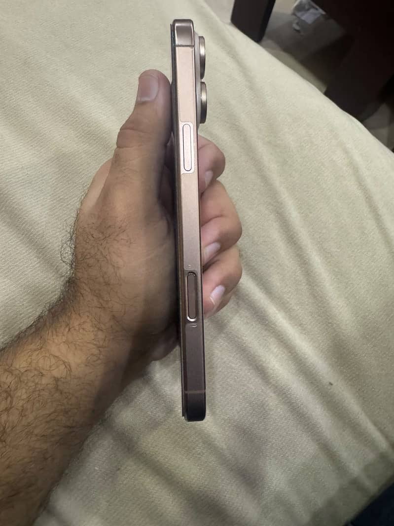 Apple iPhone 16 Pro Max 5