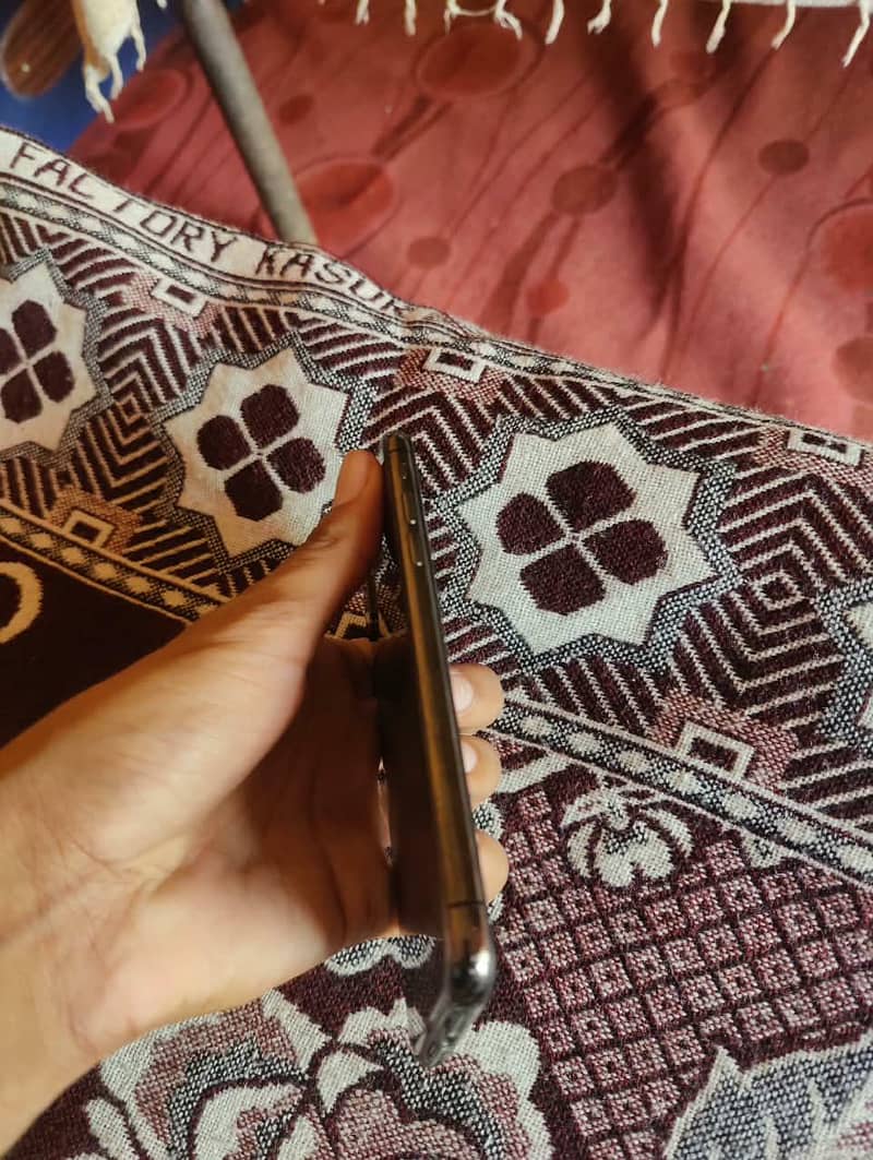 Apple iPhone XS 3