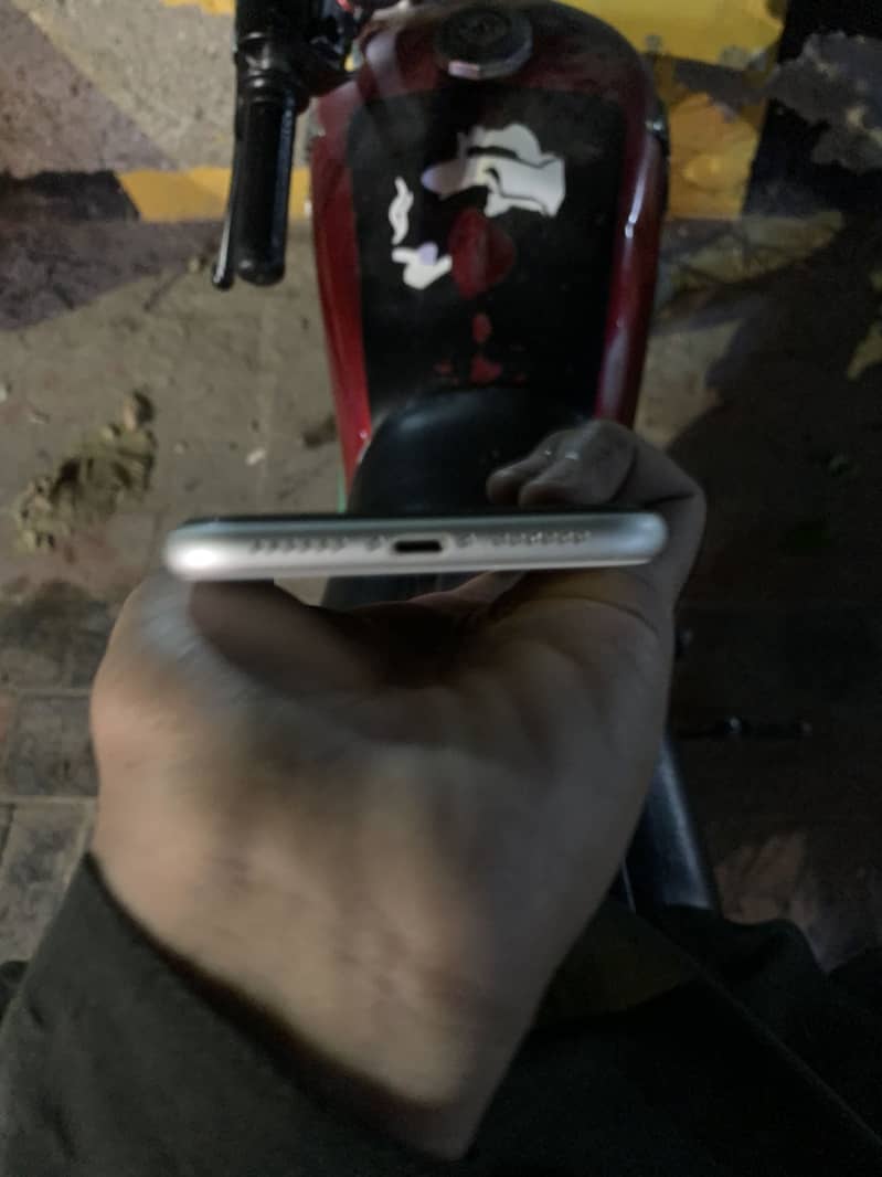 Apple iPhone 11 3
