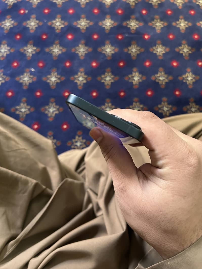 Apple iPhone 14 4