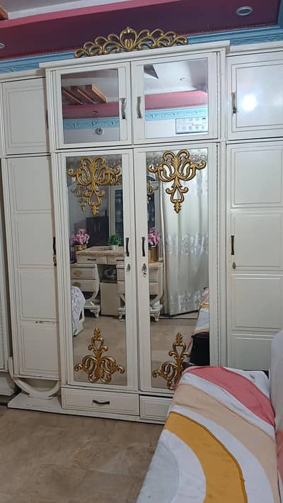 4 door wardrobe with cabinets