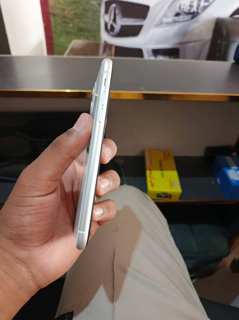 Apple iPhone 11 3