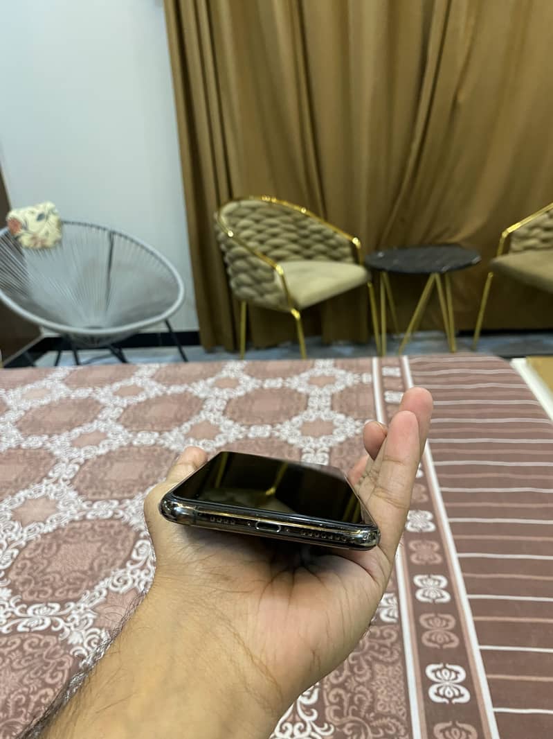 Apple iPhone 11 Pro Max 2