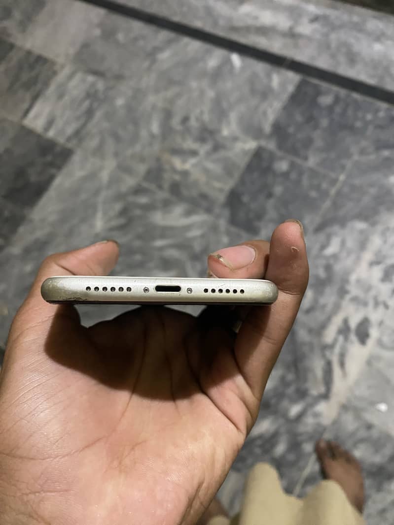 Apple iPhone 11 3