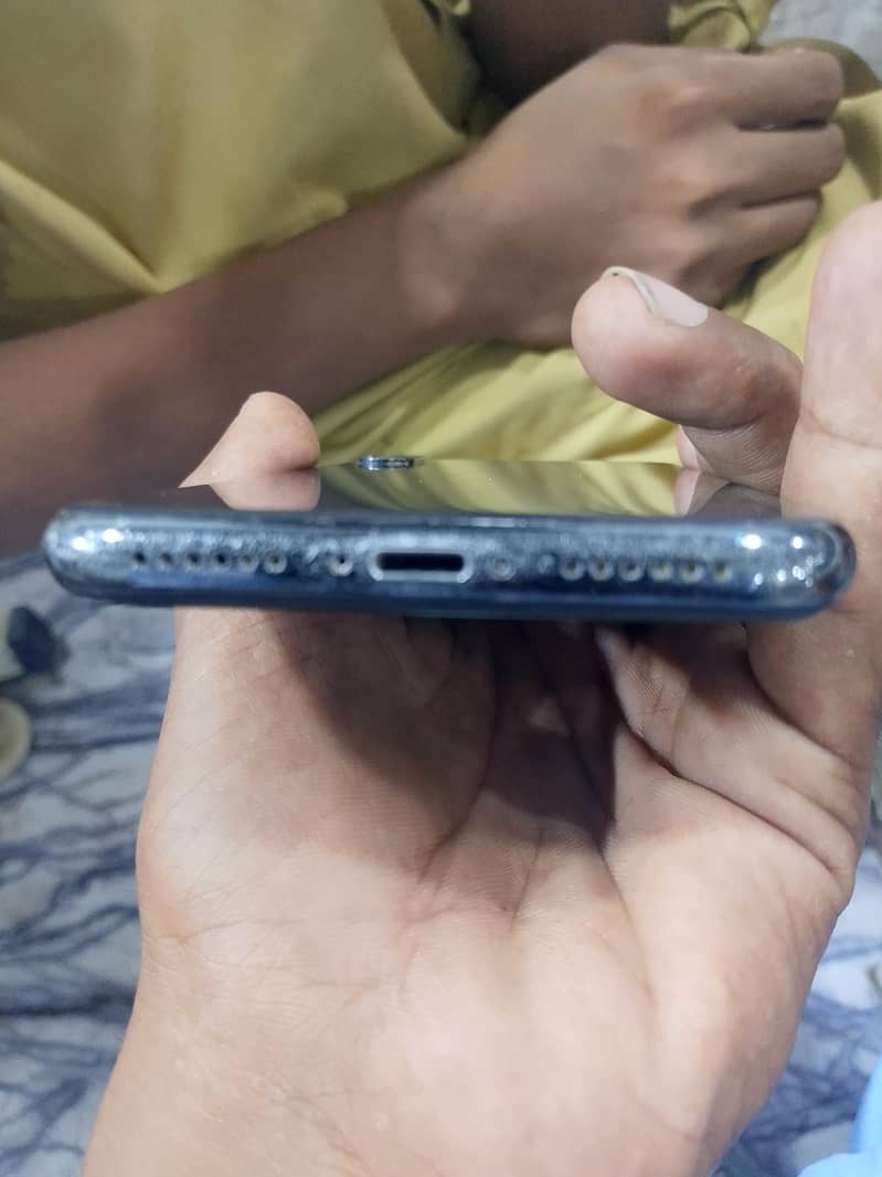 Apple iPhone X 4