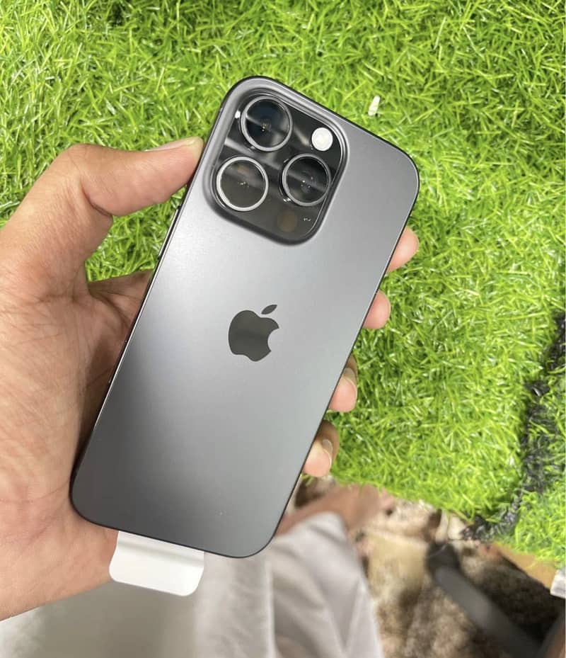 Apple iPhone 16 Pro 3