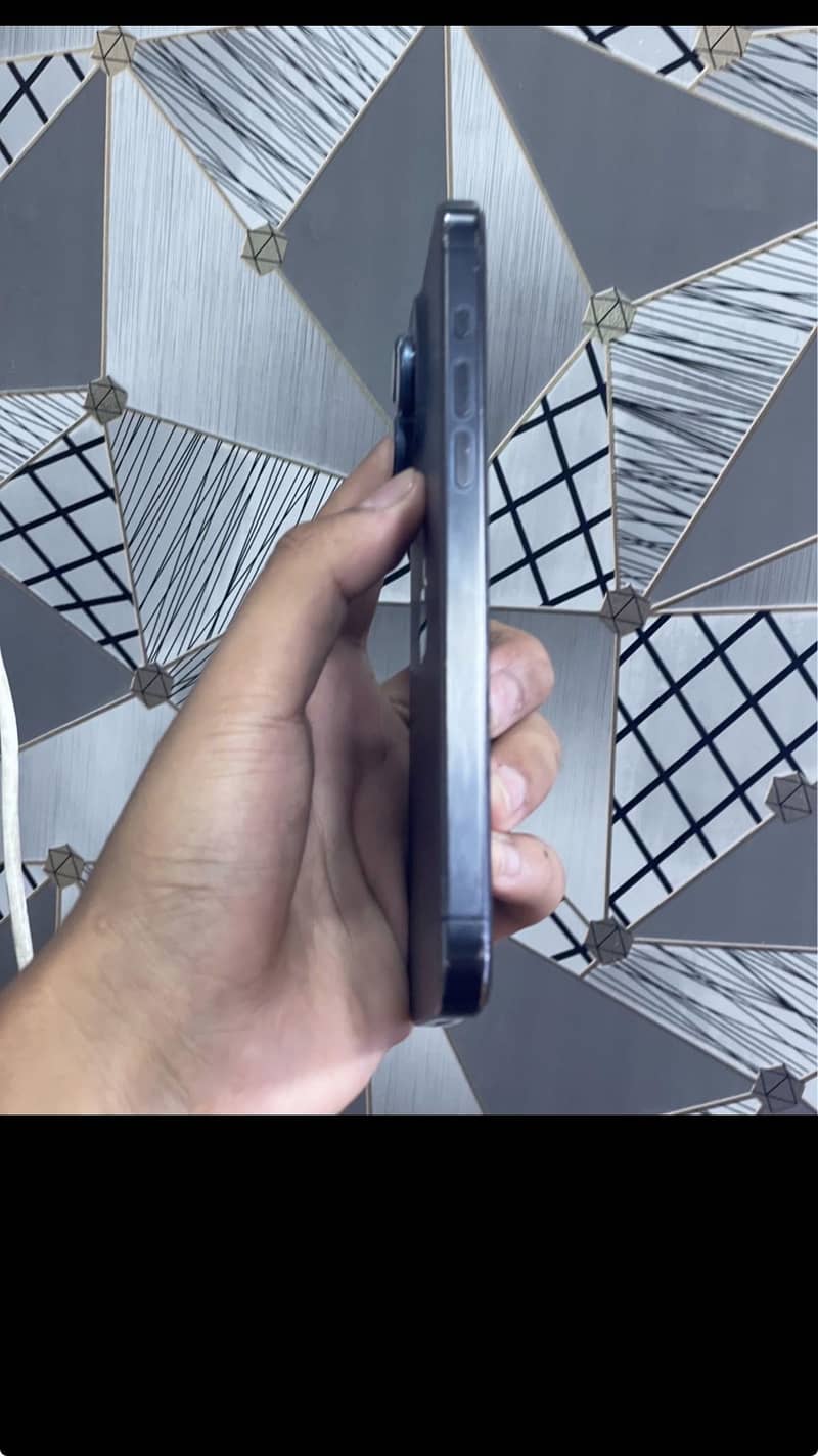 Apple iPhone 15 Pro Max 2