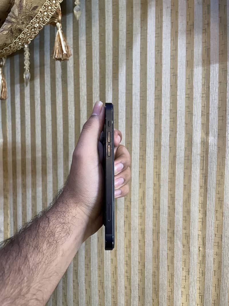 Apple iPhone 12 4
