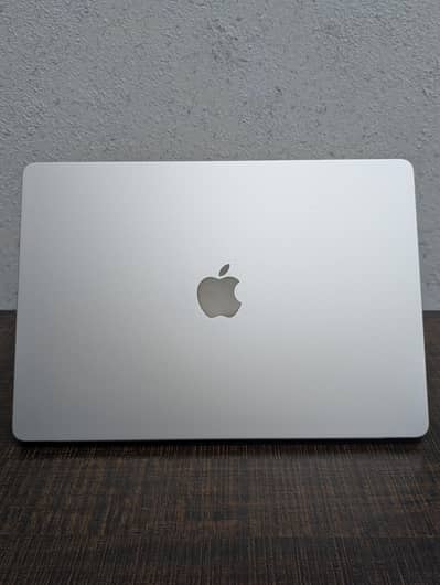 MacBook Air M2 15 inches Display/ Laptop
