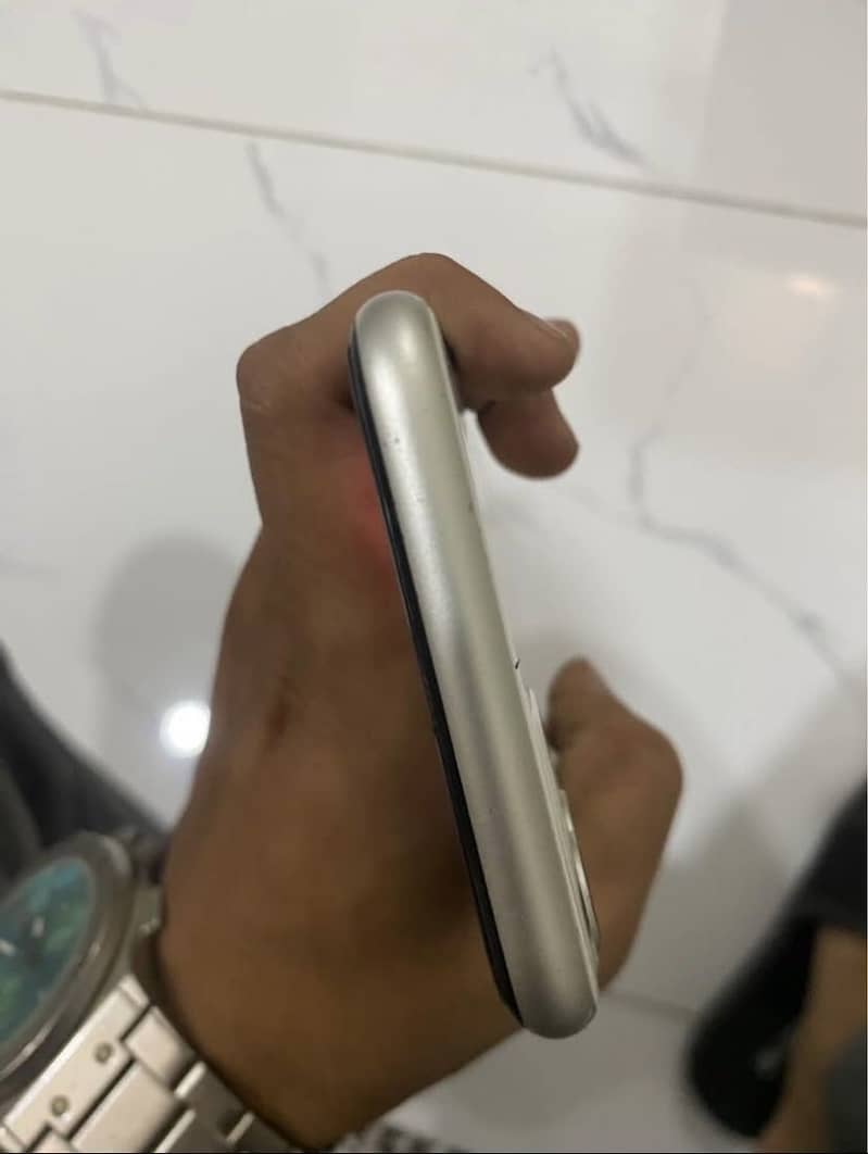 Apple iPhone 11 4
