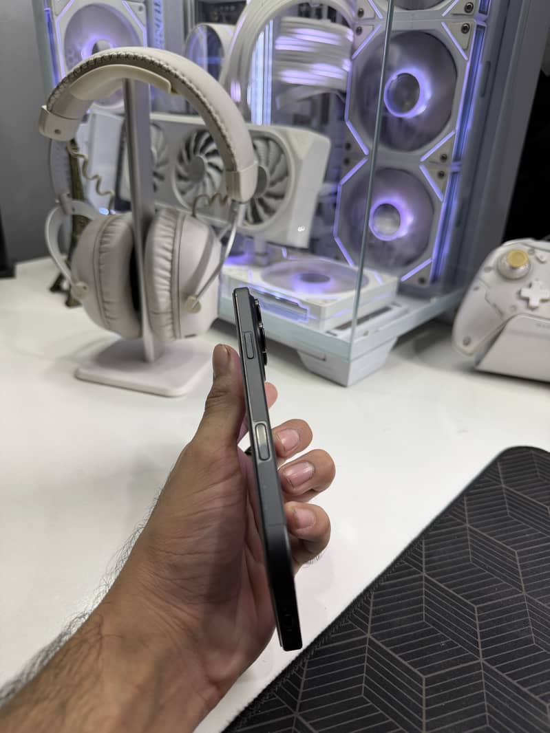 Apple iPhone 16 Pro Max 1