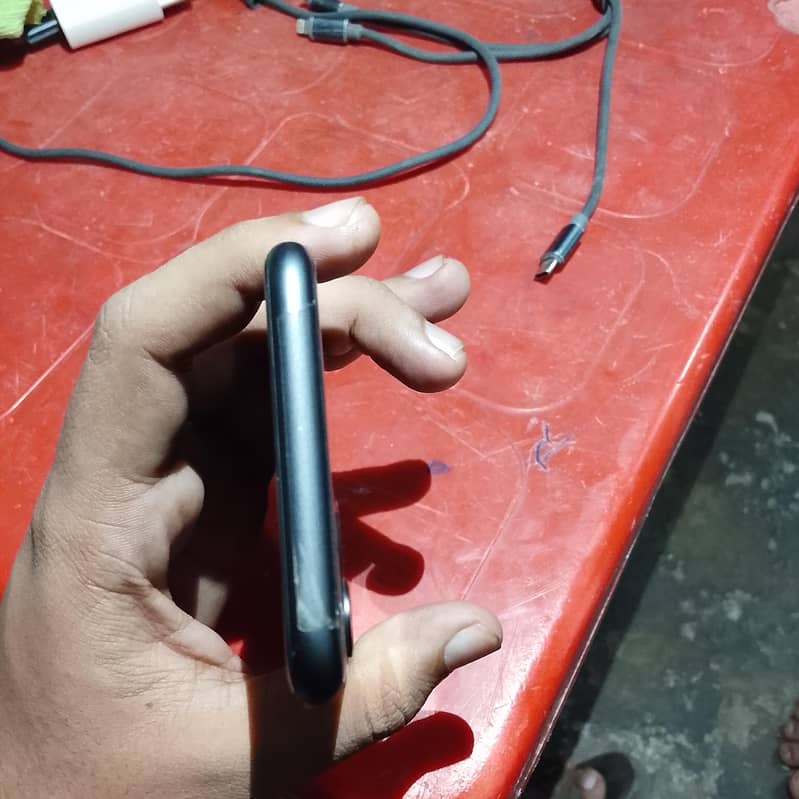 Apple iPhone 11 3