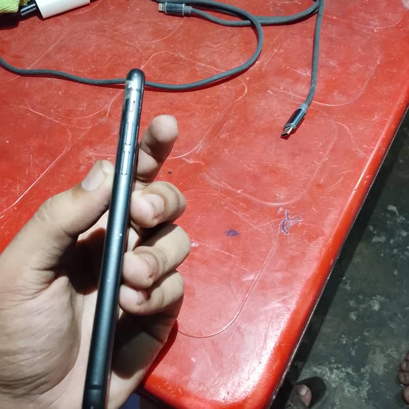 Apple iPhone 11 4