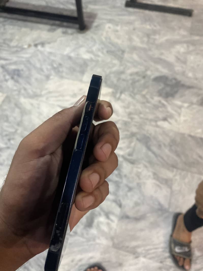 Apple iPhone 13 2