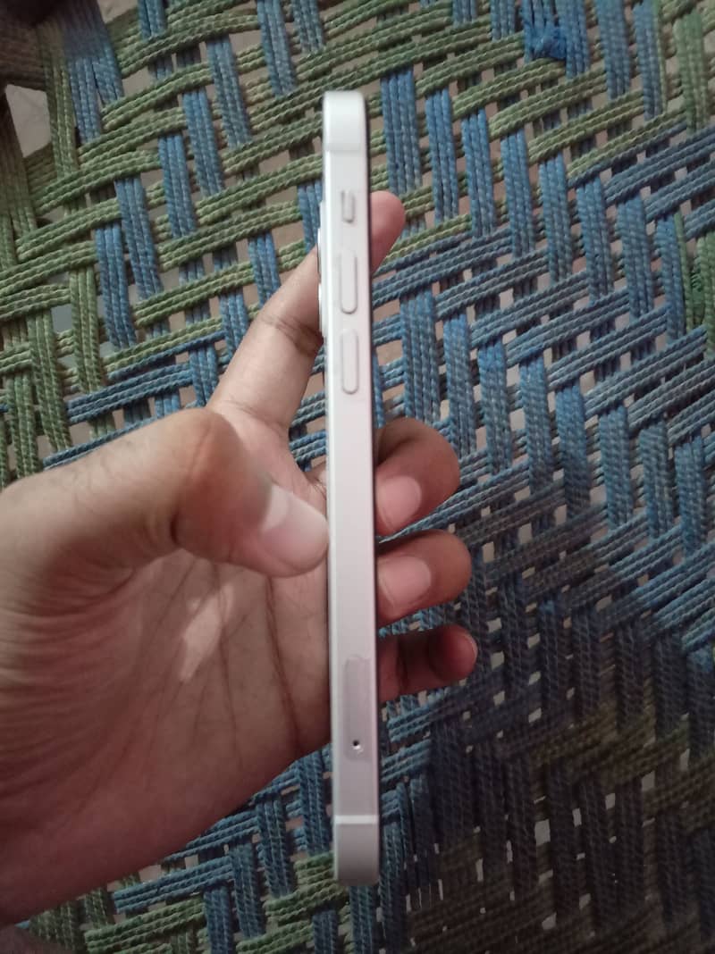 Apple iPhone 12 4