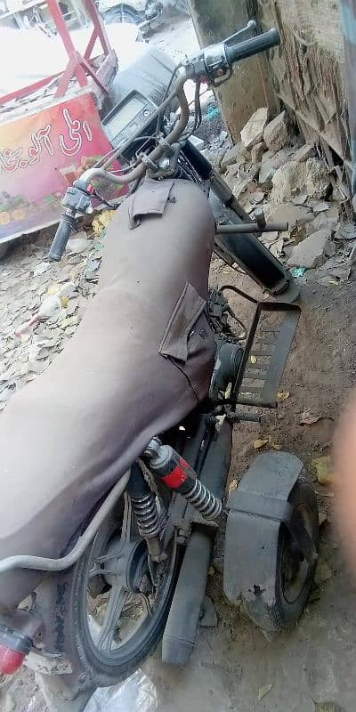 03213383907 mazuro wali bike hai koi km ni self start hai 18 model