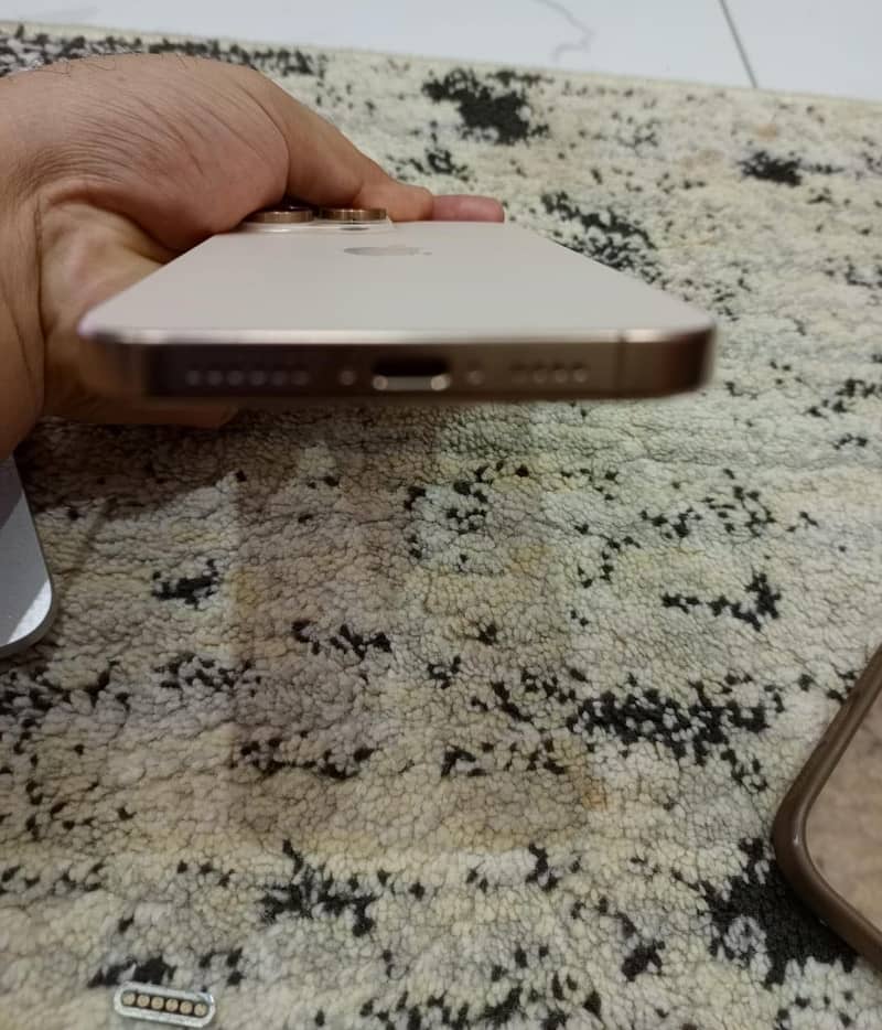 Apple iPhone 16 Pro Max 4