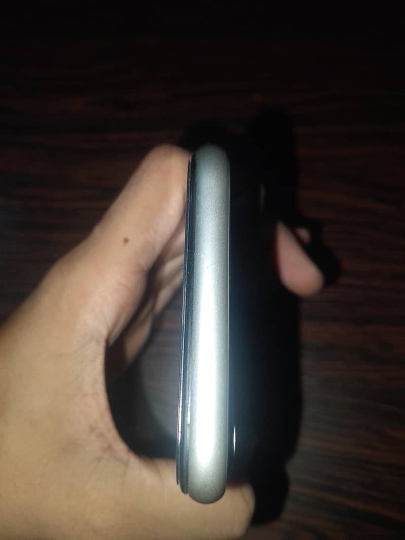 Apple iPhone 11 4