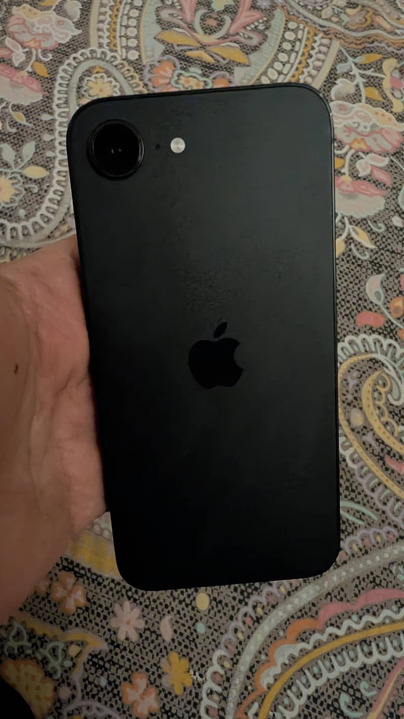Apple iPhone 16e 0