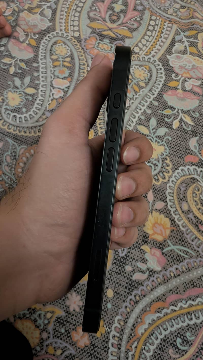 Apple iPhone 16e 1