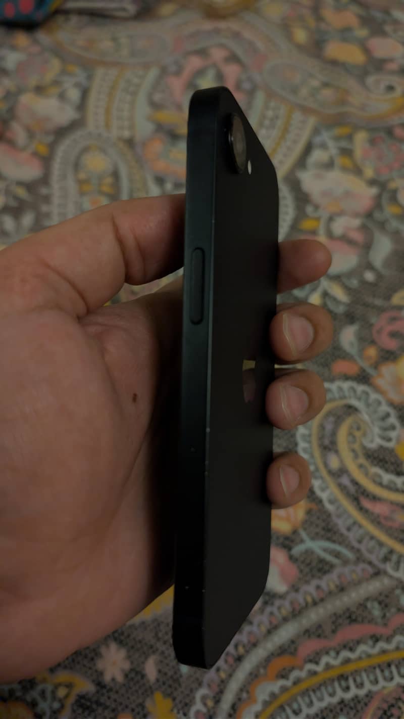 Apple iPhone 16e 2