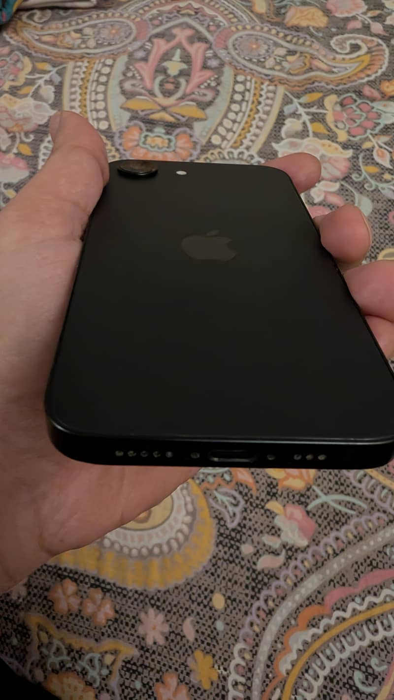 Apple iPhone 16e 4