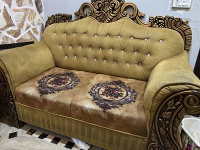 Sofa set sirf clean hony wala ha
