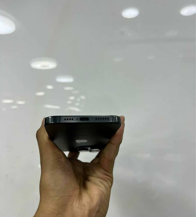 Apple iPhone 15 Pro Max 4